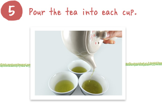 Pour the tea into each cup.