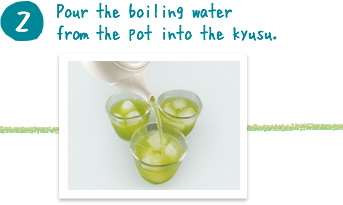 Pour the boiling water from the pot into the kyusu.