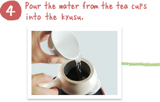 Pour the water from the tea cups into the kyusu.