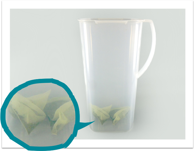 Put tea bags for cold brewing into a bottle.