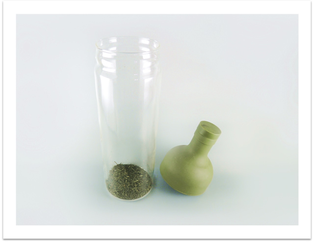 Place 3 tablespoonfuls (about 15 grams) of the same tea leaves that you usually use into the bottle.