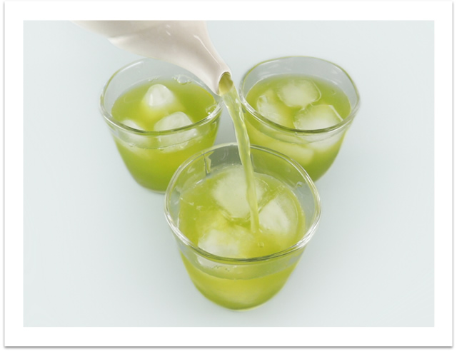 Pour the boiling water from the pot into the kyusu.