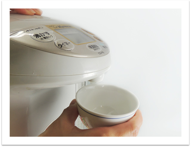 Pour boiling water directly into the tea cups.