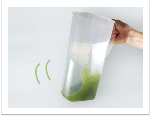 少し水を入れよく振ります。