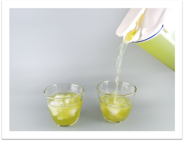 グラスに注ぎお使い下さい。