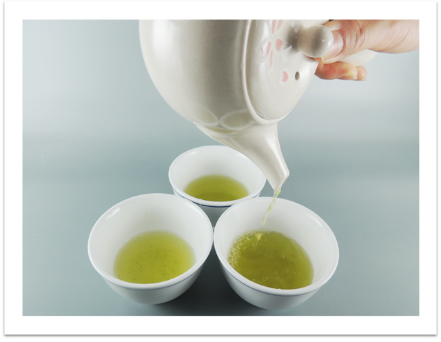 湯呑に振り分け注ぎます。